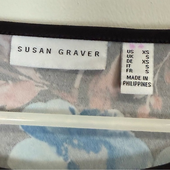 Susan Graver Liquid Knit Blouse Womens XS Black Blue Floral Trim Gold Button - Picture 4 of 8